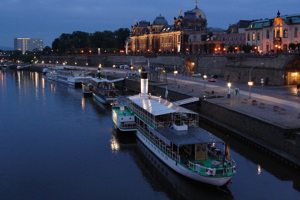 Nach einem bewegten Fahrtag, ist am Abend des 30.08.2012 an der Anlegestelle der Schsischen Dampfschiffahrtsgesellschaft am Dresdener Terrassenufer wieder Ruhe eingekehrt. Nachdem die Schiffe auf den nchsten Einsatz vorbereitet wurden, hat auch das Schiffspersonal endlich Feierabend. Die zu sehenden Schiffe sind (von vorn): Personendampfer  Dresden , Personendampfer  Meissen  und Salonschiff  August der Starke . Da es sich hier um zwei Dampf- und ein Motorschiff handelt, habe ich mich bei der Kategorieauswahl fr die  Mehrheit  entschieden. Die Aufnahme erfolgte  frei Hand  (ohne Stativ) von der Augustusbrcke aus.