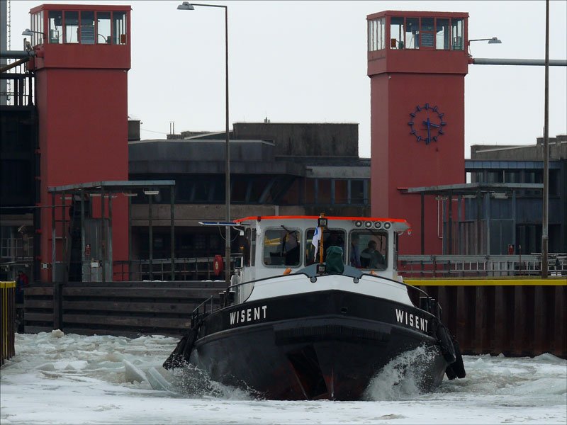 Nach Verlassen des Schiffshebewerk Scharnebeck macht sich Eisbrecher WISENT, Geesthacht an die Arbeit, das Eis des Elbe-Seitenkanals zu knacken; 23.02.2010
