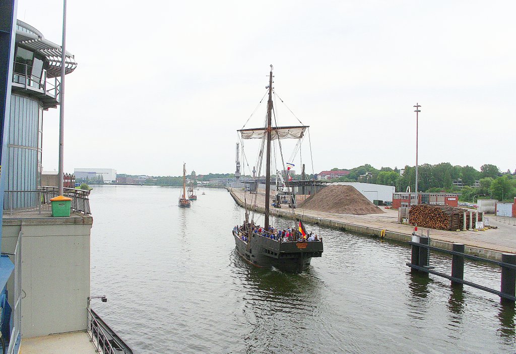 Nachbau einer HANSEKOGGE WISSEMARA MMSI 211157880, hat als letztes Schiff der Oldtimer-Armada die Lbecker Eric-Warburg-Brcke durchfahren... 
Aufgenommen: 7.7.2012