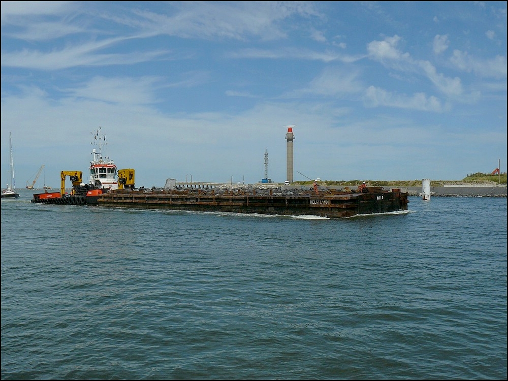 Nachdem der Schubkahn entladen ist, wird dieser vom Schubschiff  YOGI  in den Hafen von Oostende geschoben, um neu mit Felsbrocken beladen zu werden. 11.08.2010