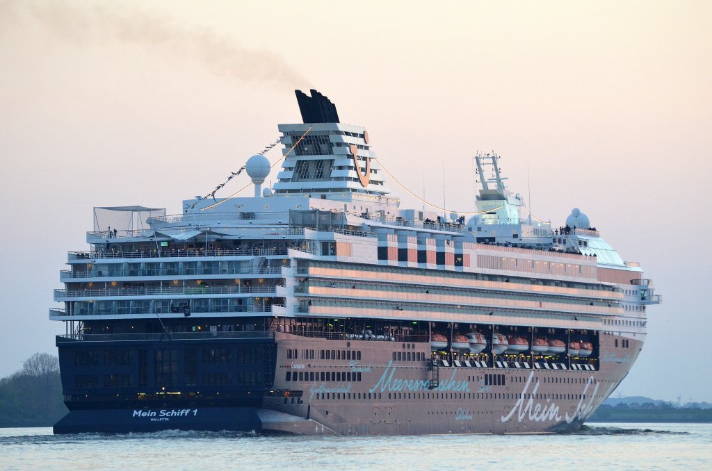 Nachschuss auf die am 05.05.13 aus Hamburg auslaufende Mein Schiff 1 IMO-Nummer:9106297 Flagge:Malta Länge:262.0m Breite:32.0m Baujahr:1996 Bauwerft:Meyer Werft,Papenburg Deutschland. 