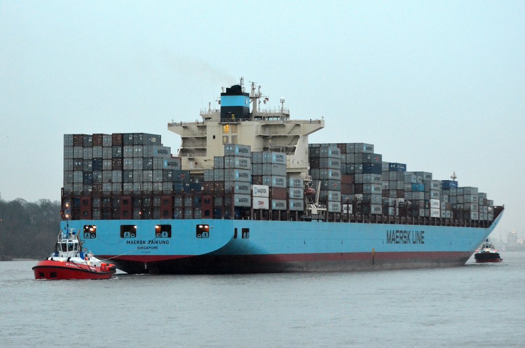 Nachschuss auf die am 26.11.12 nach Hamburg einlaufende Maersk Taikung IMO-Nummer:9334662 Flagge:Singapur Lnge:332.0m Breite:43.0m Baujahr:2007 Bauwerft:Daewoo Shipbuilding&Marine Engineering,Geoje Sdkorea.