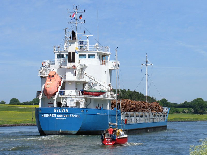 Nachschuss auf einen Jollenkreuzer nebst SYLVIA, KRIMPEM aan den YSSEL, Niederlande, IMO: 9166467, Lnge 108m, Breite 15m; Baujahr 1999 in Rumnien bei SEVERNAV SHIPYARD, SEVERIN;  NOK, 05.06.2010
