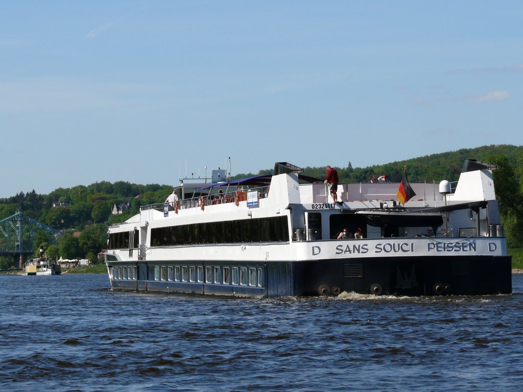 Nachschuss auf das Flusskreuzfahrtschiff SANS SOUCI, Peissen (ex EUROPA), 02324117, vor Dresden-Loschwitz die Elbe abwrts; 01.05.2011
