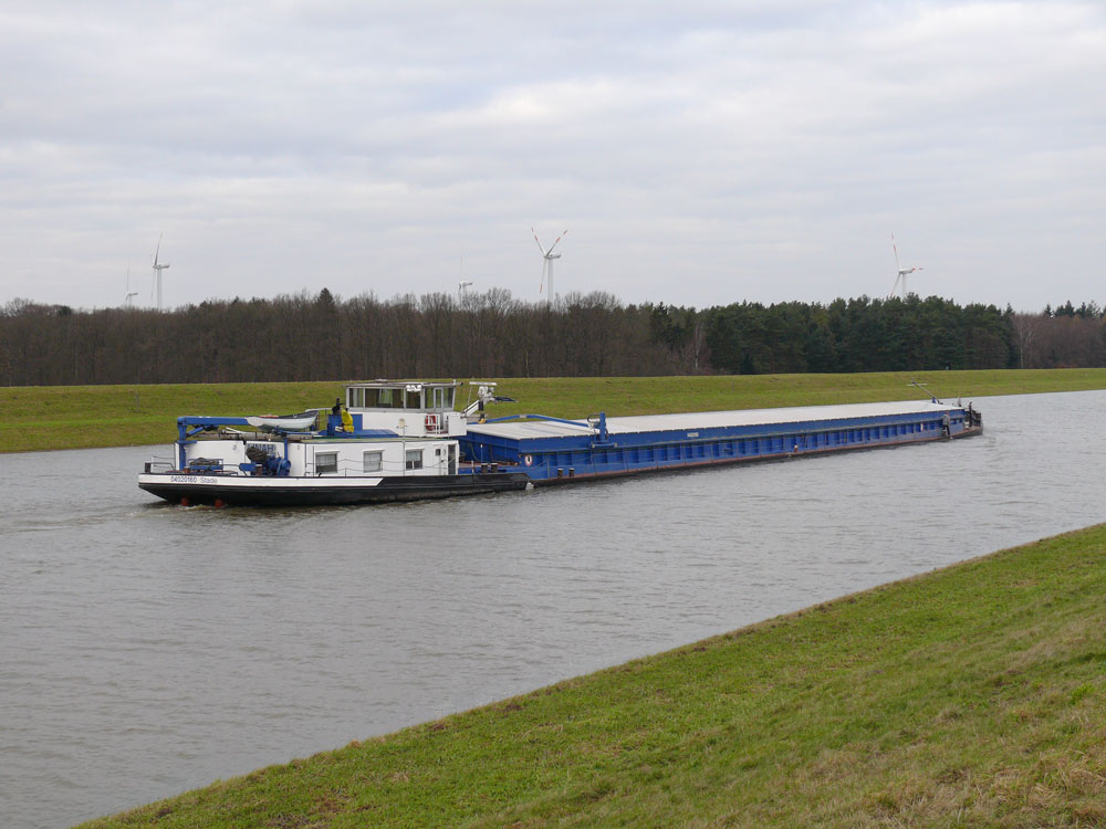 Nachschuss auf Frachtschiff LINAH, Stade (04020160) von Scharnebeck kommend auf dem Elbe-Seitenkanal; 16.01.2011
