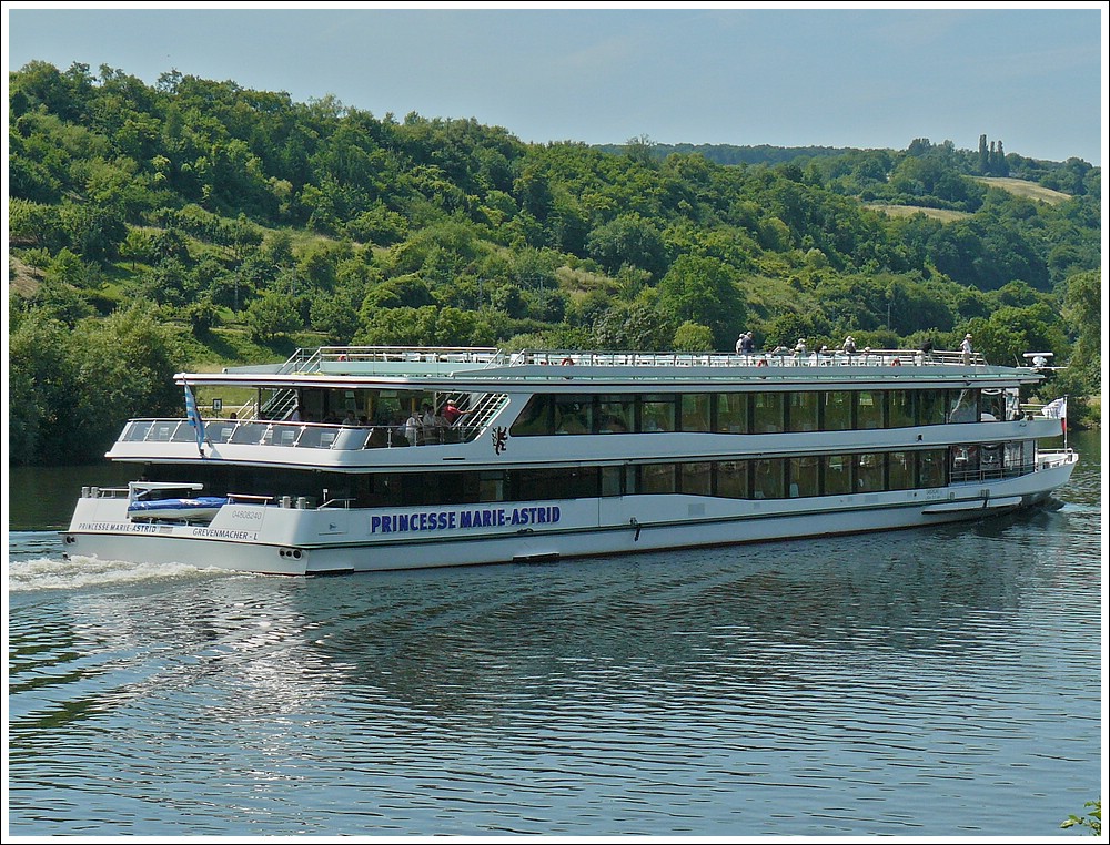 Nachschuss auf das luxemburgische Motorschiff  Princesse Marie Astrid , das auf der Mosel in Wasserbillig an mir vorbei fuhr. 27.06.2010 