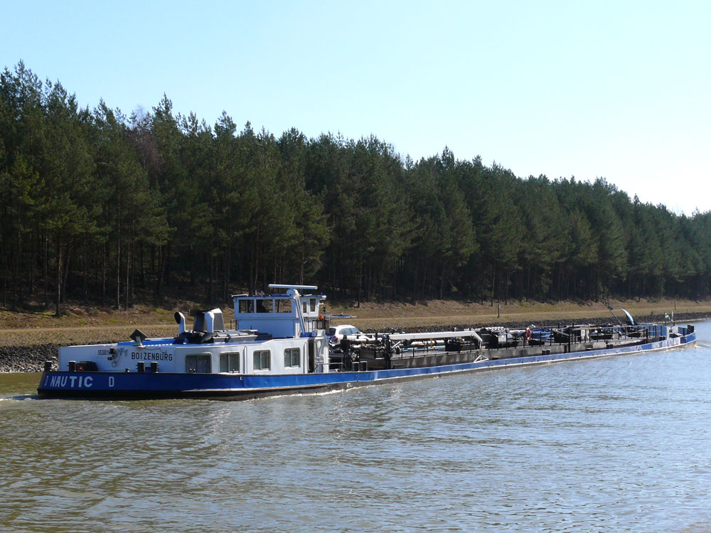 Nachschuss auf Tankmotorschiff NAUTIC, Boizenburg (05300160) Lnge 80,0m , Breite 8,25 m , T 1230 ton auf dem Elbe-Seitenkanal nahe Bienenbttel in Richtung Mittellandkanal; 19.03.2011
