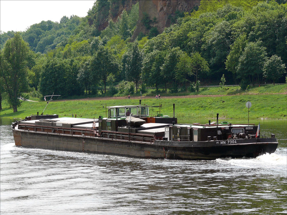 Nachschuss auf das tschechische Motorschiff MN 7304, Děčn (Tetschen-Bodenbach) die Elbe zu Berg kurz vor Meissen; 09.05.2009
