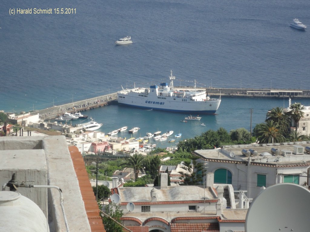 Naiade   IMO 7717274 am 15.5.2011 im Hafen von Capri, Italien -
Fhrschiff / La. 70,1m, B 14,03m, Tg. 3,61m / BRT 984 / 1 Diesel 12-Zyl., 3.707 kW, 16,5 kn / 60 Fahrzeuge, 1.000 Pass. / 1980 bei Nuovi Cantiere Apunia, Marina di Carrara, Italien / seitdem im Einsatz Neapel – Capri – Ischia fr  Caremar, Neapel /
