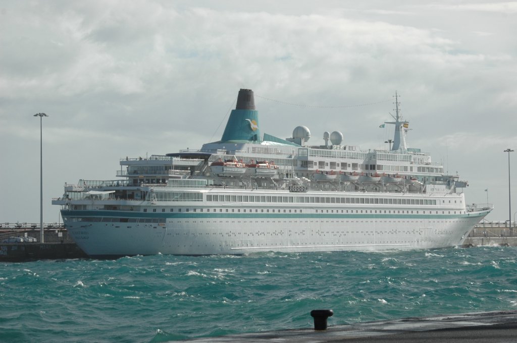 Name: Albatros ex: Royal Viking Sea (1973-1991) Royal Odyssey (1991-1995) 
Norwegian Star (1997-2001) Norwegian Star 1 (2001-2003) Crown (2003-2003) 
Albatros (seit 2004) Lnge: 205 Breite: 25 m Decks: 10
Baujahr: 1973 als Royal Viking Sea, regelmige Renovierungen zuletzt 2005.
Geschwindigkeit: 15 bis 18 Knoten, Schiffsbesatzung: ca. 340, Passagiere: ca. 830. Gesehen im Hafen von Arrecife/Lanzarote am 17.12.2010. 