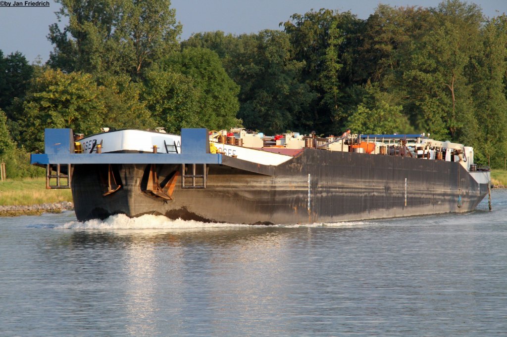 Name: Alfred Josef
ENI: 04600630
Nation: Deutsch
gemeldet in: Grossheubach
Baujahr: 1959
Lnge: 85m
Breite: 9,5m
Tiefgang: 2,82m
Tonnage: 1489t

Am 11.06.2011 in Drenthe zu Tal (DEK km 100,5)