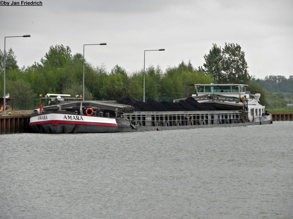 Name: Amara
ex. Name: Haniel Kurier 54, Allegro, Maria Henny, Spera
gemeldet in: Wijnegem
Nationalitt: Belgisch
Europanummer: 06001814
Lnge: 85,00 m
Breite: 9,50 m
Tiefgang: 2,73 m
Tonnage: 1429 t
Maschinenleistung: 2x 715 PS
Maschinen-Hersteller: MAN
Baujahr: 1957
Erbaut in: Deutschland
Bauwerft: Ruhrorter Schiffswerft, Duisburg