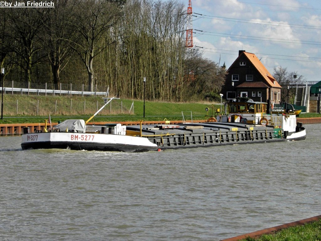 Name: BM 5277
gemeldet in: Bydgoszcz
Nationalitt: Polnisch
Europanummer: 08430080

Lnge: 56,66 m
Breite: 7,58 m
Tiefgang: 1,85 m
Tonnage: 509 t

Maschinenleistung: 2 x 121 kW / 165 PS
Maschinen-Hersteller: 2 x PZM Puck UE 680/193/1

Baujahr: 1967
Erbaut in: Polen
Bauwerft: Plocka Stocznia Rzeczna, Plock