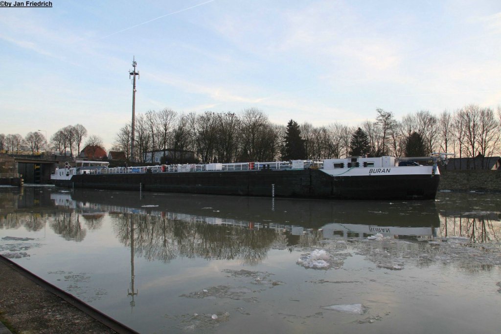 Name: Buran
gemeldet in: Schmachtenhagen 
Nationalitt: Deutsch
EuNr.: 04808420
Lnge: 84,74m
Breite: 9,5m
Tiefgang: 3,1m
Tonnage: 1599t
Baujahr: 2010

Aufgenommen in Bevergern zu Tal im November 2010.