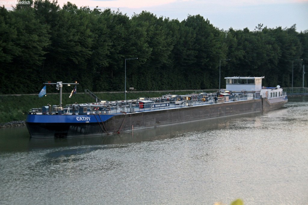 Name: Cathy
gemeldet in: Nijmegen
Nationalitt: Niederlndisch
Europanummer: 02332867
Lnge: 86m
Breite: 9,64m
Tiefgang: 4,68m
Tonnage: 1600 t
Eichnummer: HN 129.26
Maschinenleistung: 1014 PS
Maschinen-Hersteller: Caterpillar
Baujahr: 2009
Erbaut in: Tschechien
Bauwerft: Chvaletice, Shipyard Chvaletice
Fertig gestellt bei: De Toekomst BV,Waspik

Am 08.05.2011 vor der Schleuse Bevergern (DEK km 108,7)