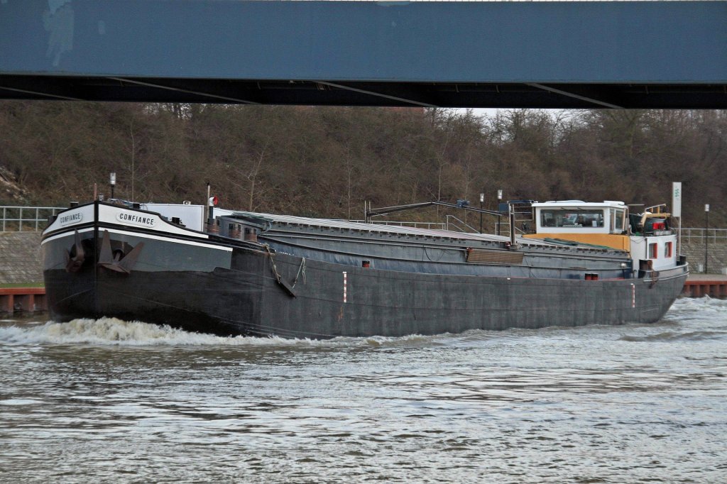 Name: Confiance
ex. Name: Julianne
gemeldet in: Maasbracht
Nationalitt: Niederlndisch
Europanummer: 02315129
Lnge: 55 m
Breite: 6,6m
Tiefgang: 2,5m
Tonnage: 632t
Maschinenleistung: 400 PS
Maschinen-Hersteller: Volvo
Bugstrahl: 195 PS
Baujahr: 1929
Erbaut in: Belgien
Bauwerft: Jambon, Ombret

DIe Confiance in Riesenbeck zu Tal (DEK km 106,4)