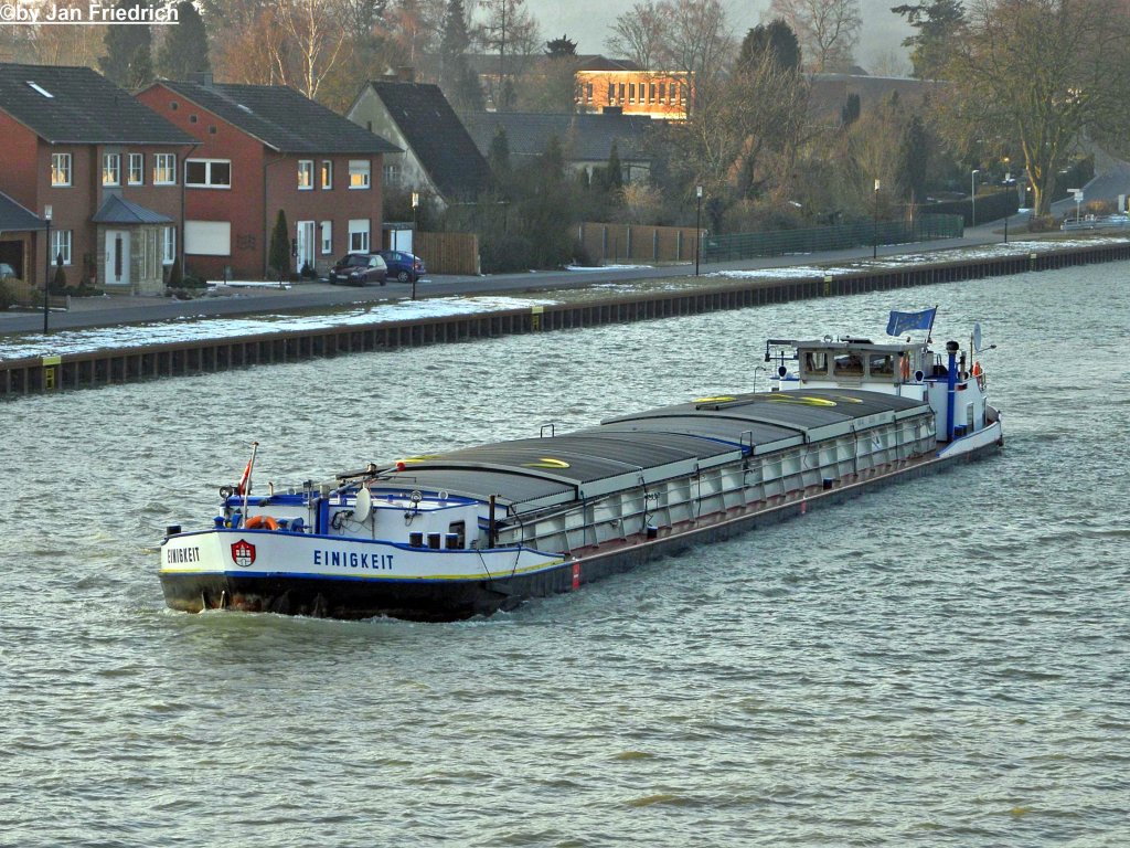 Name: Einigkeit
gemeldet in: Hamburg
Nationalitt: Deutsch
EuNr. 4010060
Baujahr 1950
Lnge. 61,85 m.
Breite. 6,38 m.
Tonnage. 533 t.