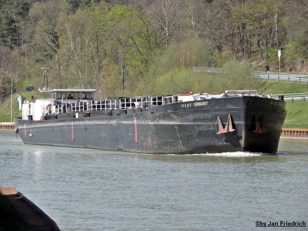 Name: Irene Gerhardt
ex-Name: Dettmer Tank 25
gemeldet in: Zehndenick
Nationalitt: Deutsch
EuNr.: 04006230
Lnge: 85m
Breite: 9m
Tiefgang: 2,7m
Tonnage: 1445t
Motorisierung: Deutz RVB6M545
Leistung 900 PS
Erbaut: 1969 bei der Arminius-Werft in Bodenwerder erbaut
Bau-Nr.: 380