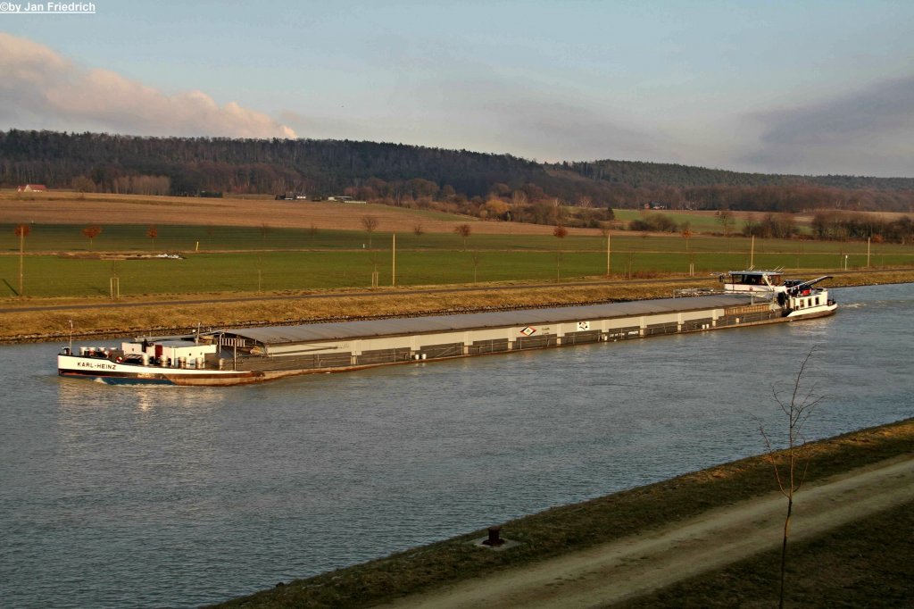 Name: Karl - Heinz
ex. Name: Lahntal
gemeldet in: Lauenburg
Nationalitt: Deutsch
Europanummer: 04400890
Lnge: 85m
Breite: 9m
Tiefgang: 2,53m
Tonnage: 1260t
Maschinenleistung: 550 PS
Baujahr: 1942
Erbaut in: Niederlande
Bauwerft: Scheepswerf de Noord BV, Alblasserdam

Aufgenommen in Birgte zu Tal. (DEK km 103,77)
