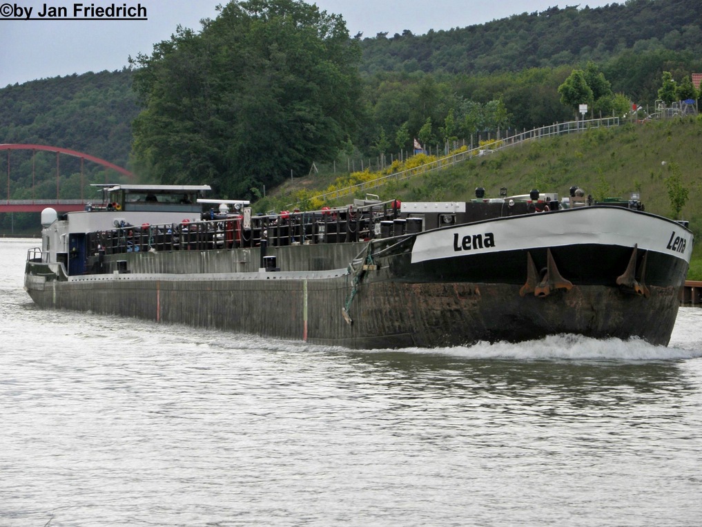 Name: Lena
gemeldet in: Marne
Nationalitt: Deutsch 
EuNr.: 04029650
Lnge: 83,68m
Breite: 8,21m
Tiefg.: 2,52m
Tragf.: 1075 To.
Maschine: 800 PS, Cummins
Baujahr: 1964
Bauwerft: Ferus Smit in Foxhol, Niederlande