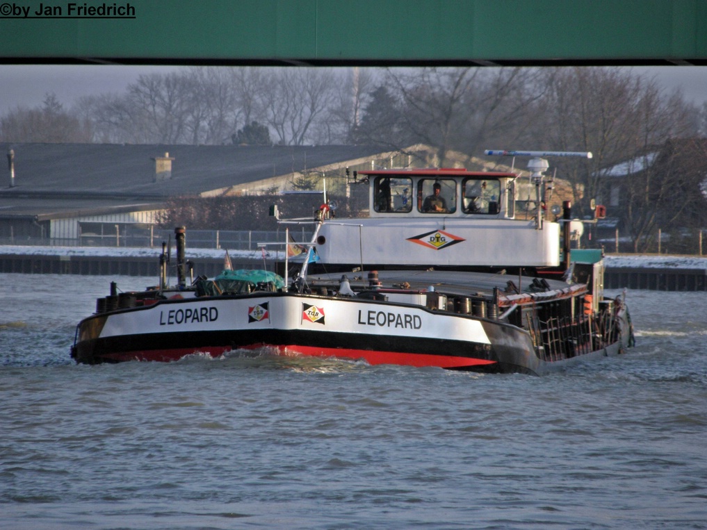 Name: Leopard
gemeldet in: Zeesen
Nationalitt: Deutsch
EuNr.: 04021380
Lnge: 80m
Breite: 8,2m
Tonnage: 1151t
Tiefgang: 2,63m
Motor: Deutz 500PS