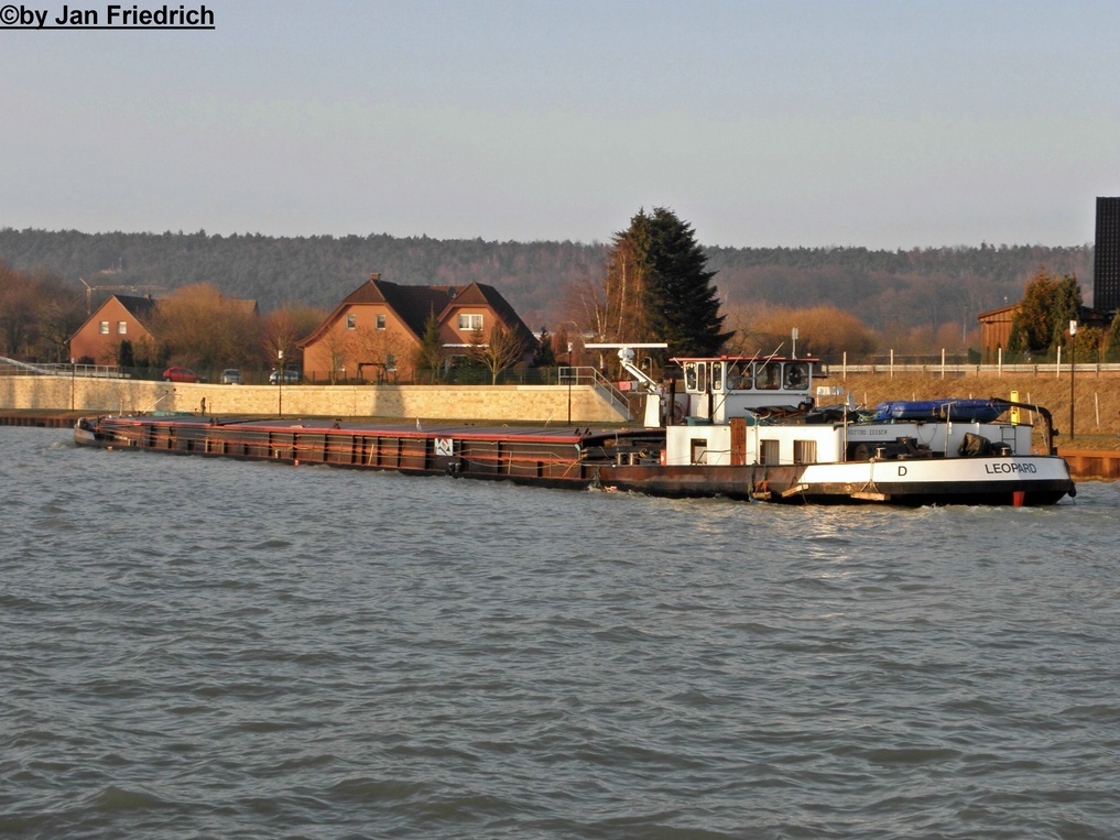 Name: Leopard
gemeldet in: Zeesen
Nationalitt: Deutsch
EuNr.: 04021380
Lnge: 80m
Breite: 8,2m
Tonnage: 1151t
Tiefgang: 2,63m
Motor: Deutz 500PS