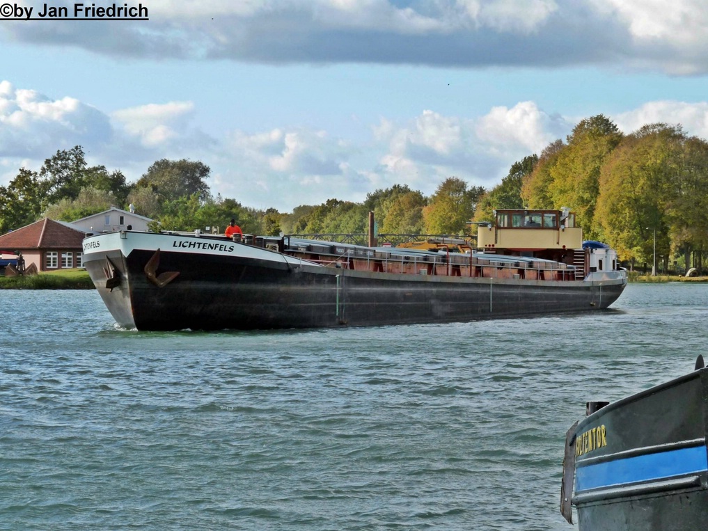 Name: Lichtenfels
gemeldet in: Radenburg
Nationalitt: Deutsch
EuNr.: 04003470
Lnge: 79,98m
Breite: 8,2m
Tiefgang: 2,33m
Tonnage: 967,37t
Fixpunkt: 4,67 m
Eichnr.: HHD 4747
Gebaut: 1966
Bauwerft.: H.Grube in Hamburg
Maschinenleistung: 1 x 589 kW
Maschinen-Hersteller: MWM
Fhrt heute als GMS LOVNICA