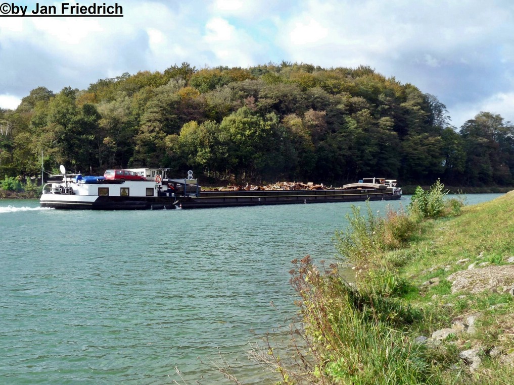 Name: Linda
ex Name: Linda
gemeldet in: Duisburg
Nationalitt: Deutsch
Europanummer: 04402760
Technische Daten
Lnge: 80m 
Breite: 8,2m 
Tiefgang: 2,5m
Tonnage: 1090t
Maschinenleistung: 811 PS