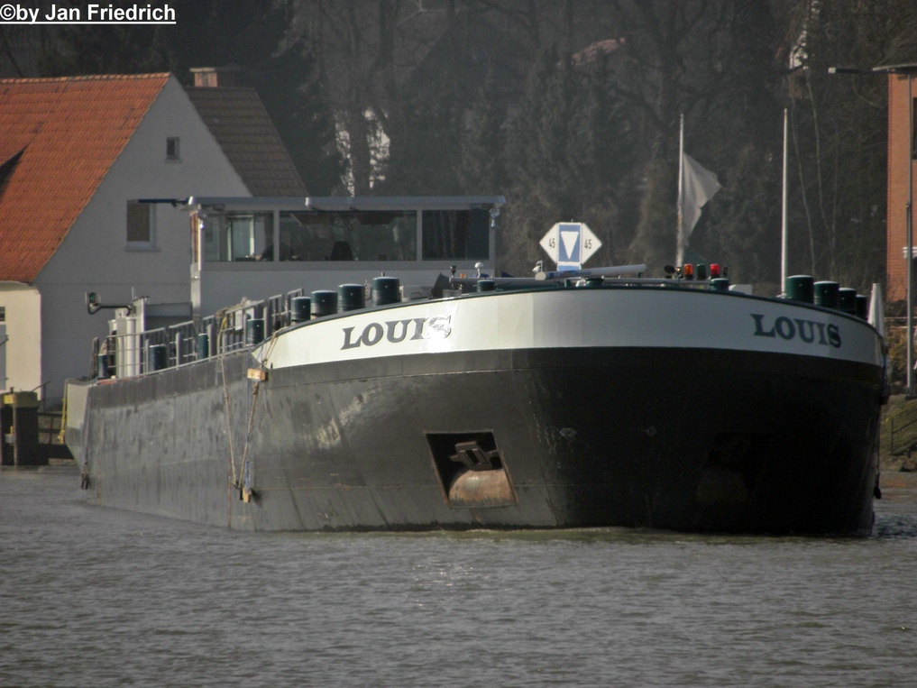 Name: Louis
gemeldet in: Antwerpen
Nationalitt: Belgisch
ENI: 06004211
Lnge: 85m
Breite: 9,6m
Tiefgang: 3,2m 
Tonnen: 1373t
Maschinen: Mitsubishi S 12 A2-MPTK,940 kW/1278 ps
Bauwerft: Tsjechi, Chvaletice, CSPL Lodenice AS
Baujahr: 2006