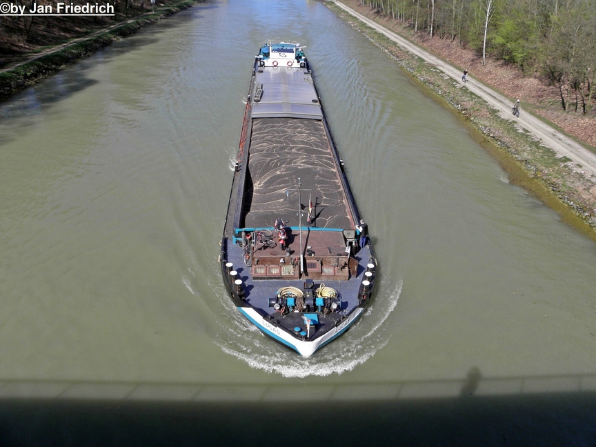 Name: Lucas
gemeldet in: Halberstadt 
Nationalitt: Deutsch
EuNr.: 04030800
Lnge: 67m 
Breite: 8,2m 
Tonnage: 794t
Tiefg.: 2,35m
Fhrt fr: DTG
Gebaut: 1961
Bauwerft: VEB Elbewerft in Boizenburg (Deutschland)

Aufgenommen an der Millionenbrcke im MLK.