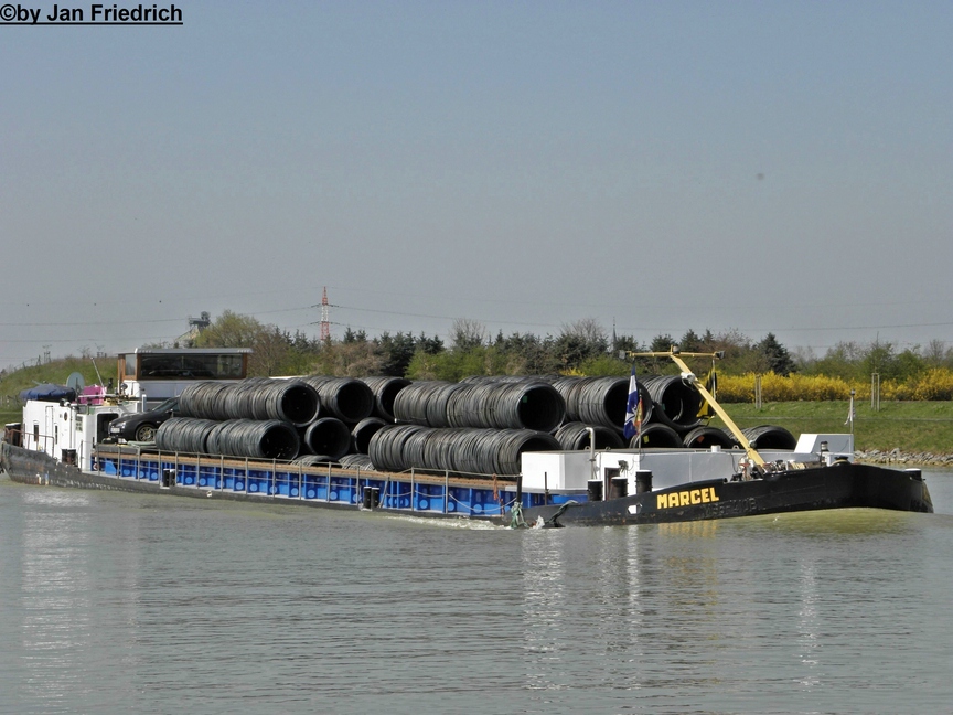 Name: Marcel
gemeldet in: Hohensaaten
Nationalitt: Deutsch
EuNr.: 04030900
Lnge: 66,84m
Breite: 8,19m
Tonnage: 933t
Maschine: Deutz 820PS

Aufgenommen in Riesenbeck! Rest: Siehe EXIF-Datei!!!