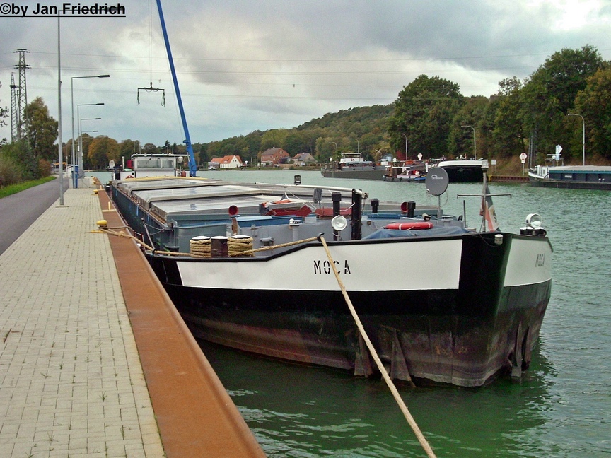 Name: Moca
gemeldet in: Burg
Nationalitt: Deutsch
EuNr.: 04016490
Lnge: 80m
Breite: 8,2m
Tonnage: 1057t
Baujahr: 1958

Aufgenommen im Hafen Bergeshvede (DEK Km 108,1)