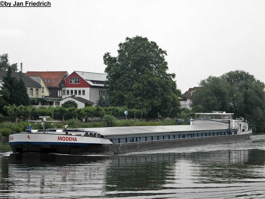 Name: Modena
gemeldet in: Maasbracht
Nationalitt: Niederlndisch
Europanummer: 02330436
Lnge: 110m
Breite: 11,45m
Tiefgang: 3,5m
Tonnage: 3094t
Maschinenleistung: 1600 PS 
Maschinen-Hersteller: Cummins
Baujahr: 2008
Erbaut in: Nanjing (China)
Bauwerft: Shui Tian 
Fertig gestellt bei: De Groot in Dordrecht (Niederlande)

Aufgenommen in Hanau-Groauheim (Main Km 60)