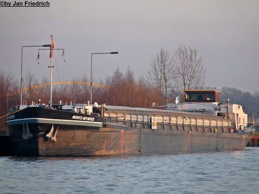 Name: Monte-Wymper
gemeldet in: Hrstel
Nationalitt: Deutsch
EuNr.: 04401350
L.: 85m
B.: 8,2m
Tonnage: 1113t
Tiefgang: 2,52m
Gebaut: 1958
Bauwerft: Schiffserft Gustavsburg in Mainz.-Gustavsburg

Aufgenommen im Hafen Riesenbeck (DEK Km 105,1)