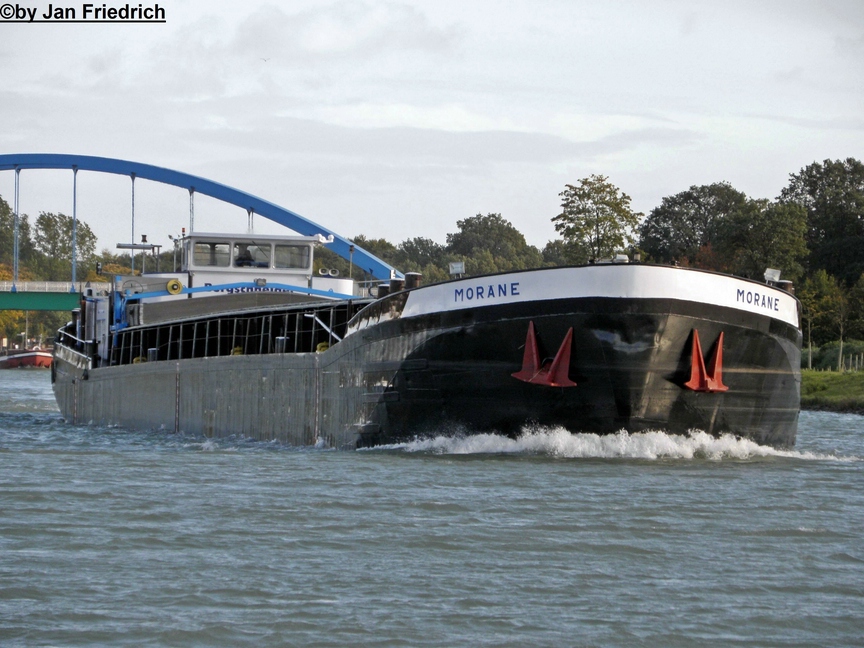 Name: Morne
ex-Name: Parcours
gemeldet in: Ibbenbren
Nationalitt: Deutsch
EuNr.: 04018460
Lnge: 85m
Breite: 9,5m
Tonnage: 1404t
Tiefgang: 2,66m
Maschinenleistung: 800 PS
Maschinenhersteller: Deutz
Baujahr: 1972
erbaut in: Emden 
Bauwerft: Cassens

Aufgenommen in Birgte (DEK Km 103)