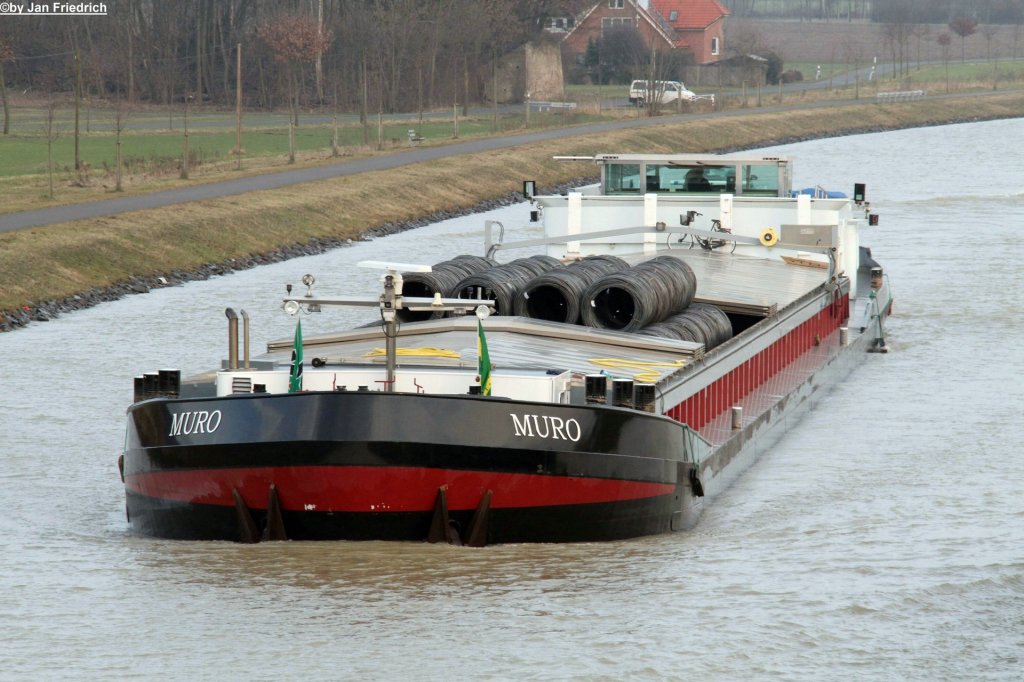 Name: Muro
ex-Name: Argus, Versus, Cardium
gemeldet in: Nijmegen
Nationalitt: Niederlndisch
Europanummer: 02327244
Lnge: 86m
Breite: 9,5m
Tiefgang: 3,18m
Tonnage: 1577t
Maschinenleistung: 1217 PS
Maschinen-Hersteller: Detroit
Bugstrahl: 354 PS Scania Veth
Baujahr: 1997
Erbaut in: Polen
Bauwerft: Stocznia Kozle
Fertig gestellt in: Belgien Fulton, Hemiksem

Aufgenommen in Birgte zu Tal. (DEK km 103,9)