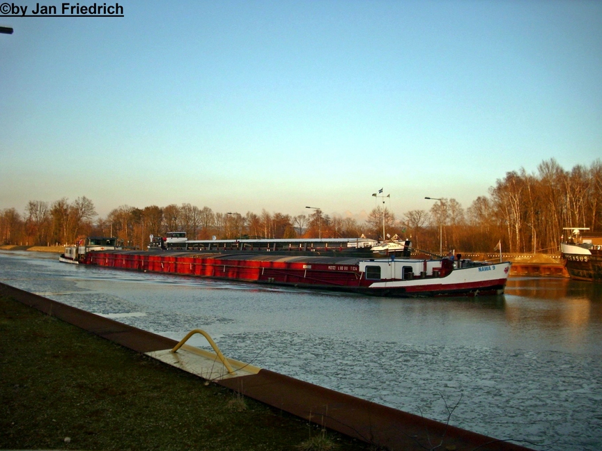 Name: Nawa 9
ex-Namen: Undine, Transbode 25
gemeldet in: Szczecin
Nationalitt: Polnisch
ENI-Nr.: 08348096
Lnge: 80m
Breite: 8m
Tiefgang: 2,88m
Tonnage: 934t
Maschinenleistung: 560 PS
Maschinenhersteller: MAN
Baujahr: 1914
erbaut in: Deutschland
Bauwerft: Rasche, Lhnde

Aufgenommen in Drenthe (DEK Km 99,74)