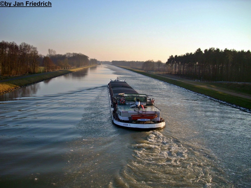 Name: Nawa 9
ex-Namen: Undine, Transbode 25
gemeldet in: Szczecin
Nationalitt: Polnisch
ENI-Nr.: 08348096
Lnge: 80m
Breite: 8m
Tiefgang: 2,88m
Tonnage: 934t
Maschinenleistung: 560 PS
Maschinenhersteller: MAN
Baujahr: 1914
erbaut in: Deutschland
Bauwerft: Rasche, Lhnde

Aufgenommen in Drenthe (DEK Km 101,35)