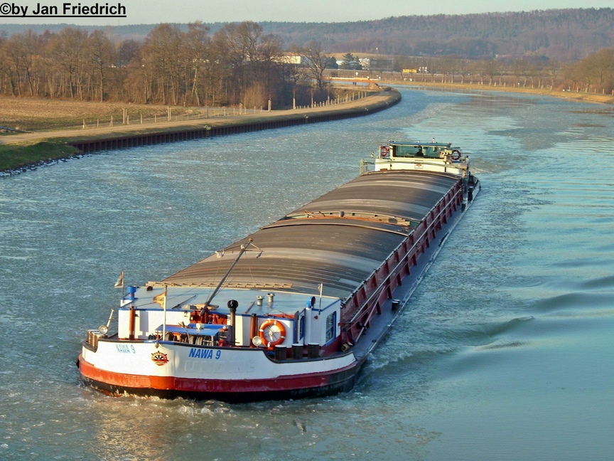 Name: Nawa 9
ex-Namen: Undine, Transbode 25
gemeldet in: Szczecin
Nationalitt: Polnisch
ENI-Nr.: 08348096
Lnge: 80m
Breite: 8m
Tiefgang: 2,88m
Tonnage: 934t
Maschinenleistung: 560 PS
Maschinenhersteller: MAN
Baujahr: 1914
erbaut in: Deutschland
Bauwerft: Rasche, Lhnde

Aufgenommen in Drenthe (DEK Km 101,35)