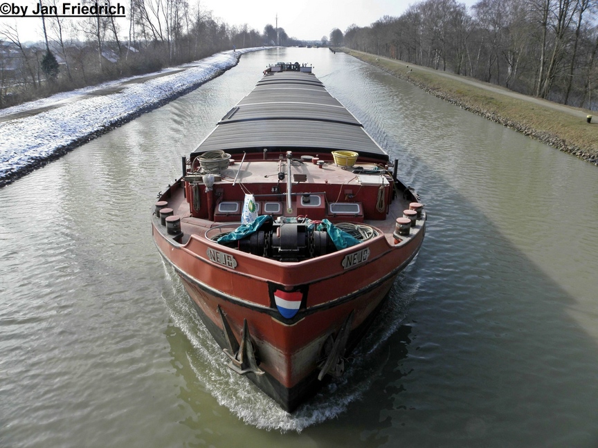 Name: Nejo
ex. Name: Spandau
gemeldet in: Arnheim
Nationalitt: Niederlndisch
Europanummer: 02321724
Lnge: 80m
Breite: 8,2m
Tiefgang: 2,5m 
Tonnage: 1081t
Maschinenleistung: 862 PS
Maschinen-Hersteller: Mitsubishi
Bugstrahl: 320 PS DAF v.Tiem
Baujahr: 1960
Erbaut in: Deutschland
Bauwerft: Lankewerft Berlin

Aufgenommen in Bergeshvede (DEK Km 108,4)