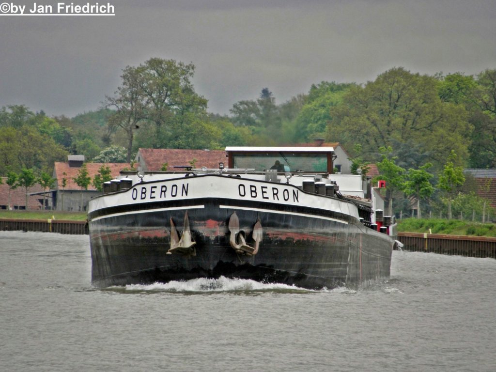 Name: Oberon
gemeldet in: Minden
Nationalitt: Deutsch
EuNr.: 04017840
Lnge: 80m
Breite: 9m
Tiefgang: 2,5m
Tonnage: 1146t
Baujahr: 1942
Bauwerft:  Rasche, Uffeln

Aufgenommen in Riesenbeck (DEK Km 104)