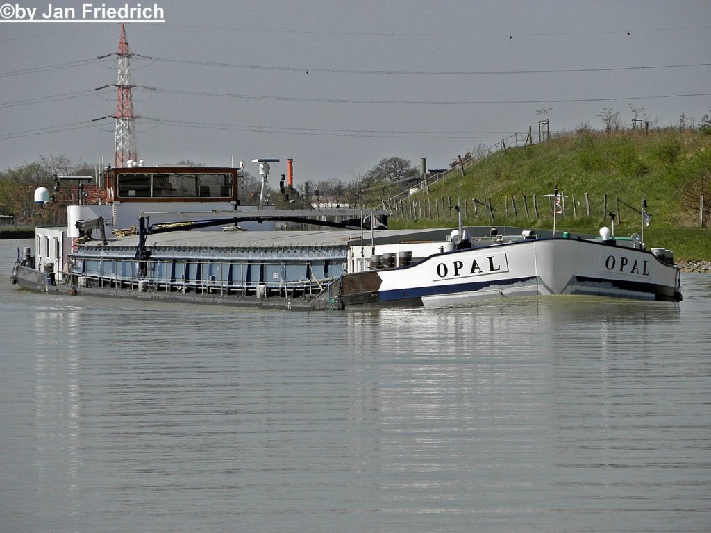 Name: Opal 
ex. Name: Melanie, Hans
gemeldet in: Petershagen
Nationalitt: Deutsch
Europanummer: 04005710
Lnge: 84m
Breite: 9m
Tiefgang: 2,72m
Tonnage: 1396t
Maschinenleistung: 750PS
Baujahr: 1942
Erbaut in: Niederlande
Bauwerft: De Biesbosch, Dordrecht

Aufgenommen in Riesenbeck (DEK Km 104)