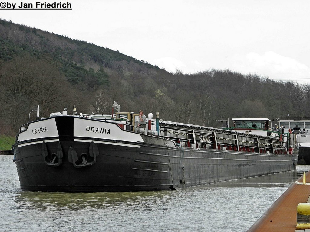 Name: Orania
gemeldet in: Ruhrort
Nationalitt: Deutsch
Europanummer: 04021470 
Lnge: 80m
Breite: 8m
Tiefgang: 2,55m
Tonnage: 1084t
Maschinenleistung: 399 PS
Baujahr: 1911

Aufgenommen in Bergeshvede (DEK Km 108)