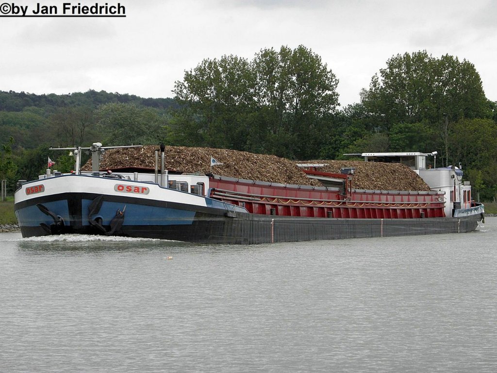 Name: Osar
ex. Name: Vallendar I
gemeldet in: Nijmegen
Nationalitt: Niederlndisch
Europanummer: 02104608
Lnge: 80m
Breite: 8,2m
Tiefgang: 2,42m
Tonnage: 1056t
Maschinenleistung: 560 PS
Maschinen-Hersteller: MAK
Baujahr: 1956
Erbaut in: Deutschland
Bauwerft: Germersheimer Schiffswerft

Aufgenommenb in Riesenbeck (DEK Km 104)