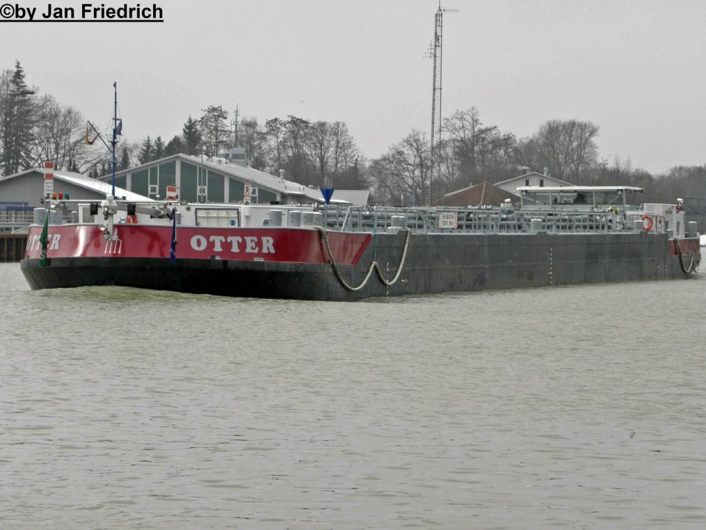 Name: Otter
gemeldet in: Krimpen a/d Ijssel
Nationalitt: Niederlndisch
EuNr.: 02331441
Lnge: 86m
Breite: 9,6m
Tiefgang: 3,04m 
Tonnage: 1599t 
Maschinenleistung: 809 kW / 1100 ps
Maschinenanlage: Caterpillar
Bugstrahl: Caterpillar / van Wijk 331 kW / 450 Ps
Ausbauwerft: Smits / Kapelle
Baujahr: 2009

Aufgenommen in Bergeshvede (DEK Km 108,1)