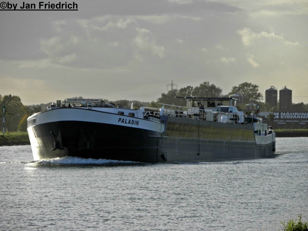 Name: Paladin 
ex. Name: Frederick G. Mller, Favoriet 
gemeldet in: Maasbracht 
Nationalitt: Niederlndisch 
Europanummer: 02321258 
Lnge: 85m 
Breite: 9,5m 
Tiefgang: 2,98m 
Tonnage: 1465t 
Maschinenleistung: 1014 PS 
Maschinen-Hersteller: Caterpillar Bugstrahl: 300 PS DAF 
Baujahr: 1971 
Erbaut in: Deutschland 
Bauwerft: Cassens, Emden 

Aufgenommen in Birgte (DEK Km 104,5)