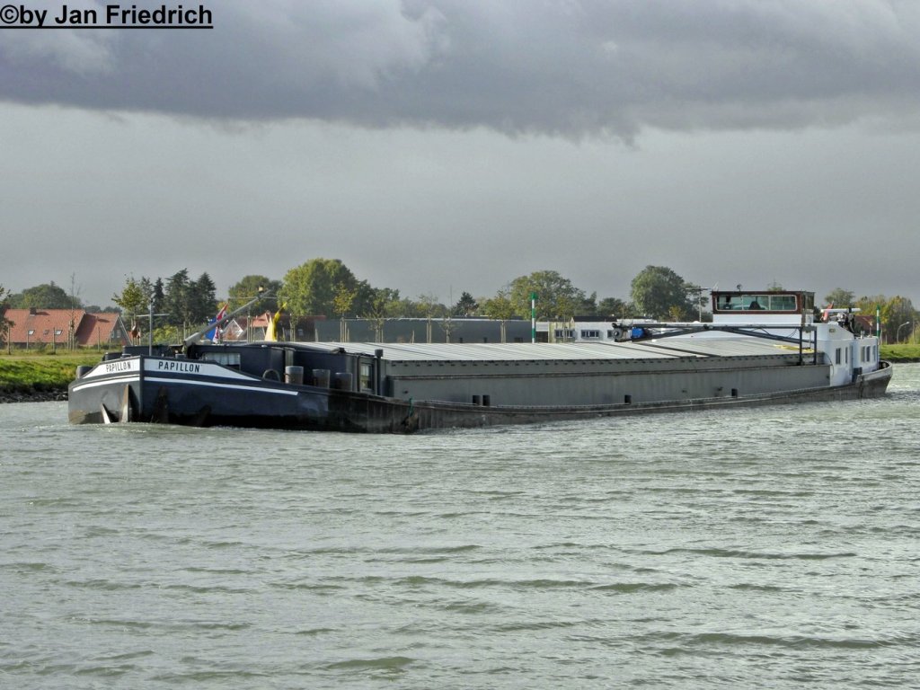 Name: Papillon
ex: Rodeur, Willy, Theodora
gemeldet in: Zwolle
Nationalitt: Niederlndisch
EU-Nr.: 2300002
Lnge: 80m
Breite: 9,2m
Tiefgang: 2,53m
Tonnage: 1259t 
Maschinenleistung: 800 PS
Maschinenhersteller: Stork
Bugstrahler: DAF 184 PS
Baujahr: 1926 
erbaut in: Krimpen a/d Ijssel
Bauwerft: van der Giessen

Aufgenommen in Brigt (DEK Km 104)