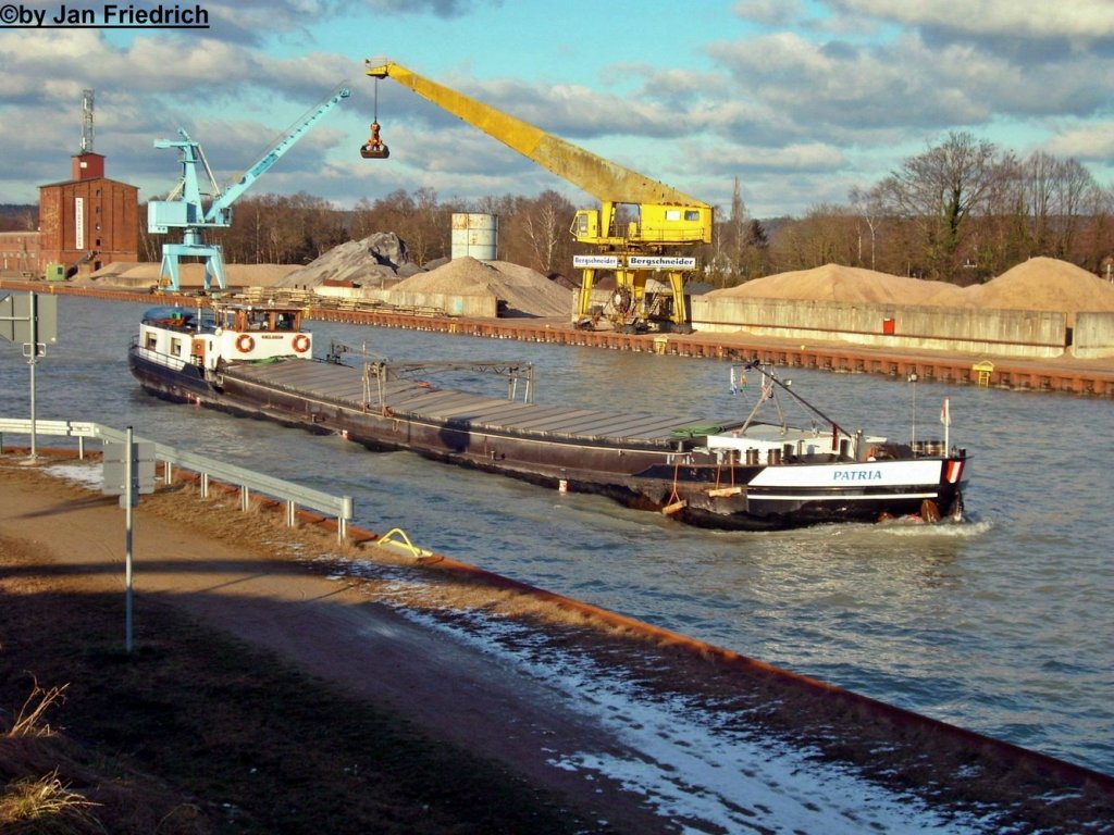 Name: Patria
gemeldet in: Dordrecht 
Nationalitt: Niederlndisch
EuNr.: 02311597
Lnge: 50 m 
Breite: 6,63m 
Tonnage: 532t
Tiefgang: 2,53m 
Gebaut: 1963
Bauwerft: Van Vlaardingen in Gouderak
Motor: Scania 380 PS

Aufgenommen in Drenthe (DEK Km 99,74) 