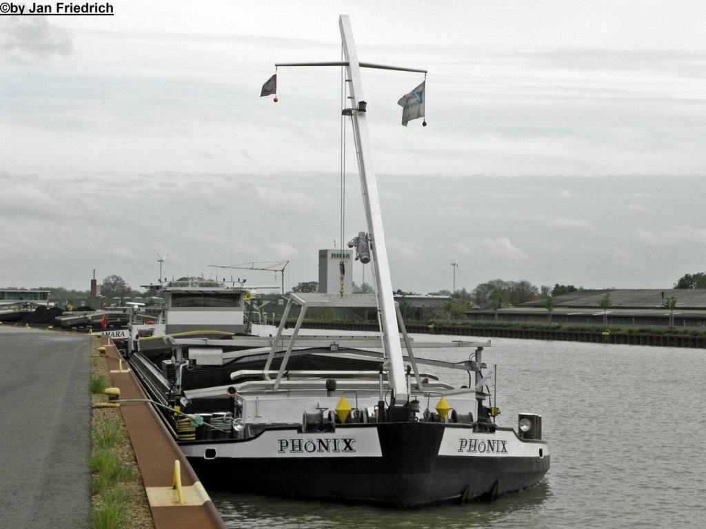 Name: Phnix 
gemeldet in: Eisenhttenstadt a/d Oder
Nationalitt: Deutsch
EuNr.: 04030830
Lnge: 67m
Breite: 8,2m 
Tonnage: 878t

Aufgenommen im Hafen Riesenbeck