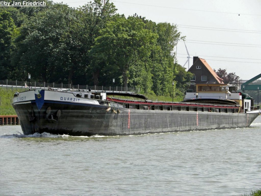 Name: Quarzit
ex. Name: H. Mucke Sen., Homburg, Admiral, Sirrah, Michael 
gemeldet in: Ibbenbren
Nationalitt: Deutsch
Europanummer: 04401610
Lnge: 85m
Breite: 8,25m
Tiefgang: 2,5m
Tonnage: 1171t
Maschinenleistung: 820 PS
Maschinen-Hersteller: Deutz
Baujahr: 1961
Erbaut in: Deutschland
Bauwerft: Lankewerft, Berlin-Spandau

Aufgenommen in Riesenbeck (DEK Km 105,3)